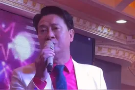 57岁刘锡明现身内地商演，穿白西装亮相发福明显，已常驻内地发展图片