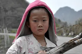 穷人的孩子早当家，5岁哥哥抱着妹妹在村口等妈妈，让人心酸图片