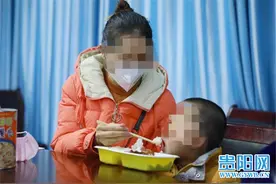 离异父亲感觉压力大把孩子丢弃，一年多后贵阳男童回到母亲怀抱图片