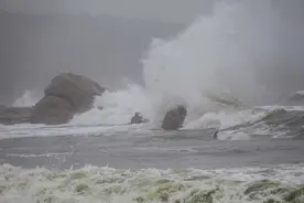 青岛海滨巨浪滔天，海浪撞击礁石“粉身碎骨”，景象壮观无比图片
