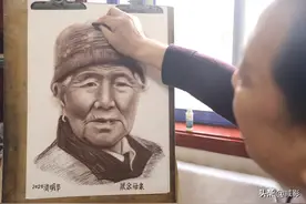 清明节，6旬男子画200幅素描怀念母亲，感觉她就在身边图片