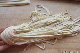 手擀面筋道有弹性其实不难，只要这几步做对了，煮出来筋道不断条图片