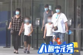 42岁郝蕾带儿子给家人庆生，穿着朴素似路人，疑似与男友同居？图片