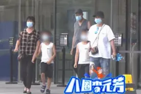 42岁郝蕾带儿子给家人庆生，穿着朴素似路人，疑似与男友同居？图片