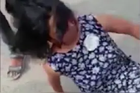 印度妇女因阻止丈夫再娶，被丈夫拽着头发在路上拖行殴打图片