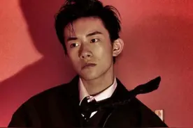 继王鸥之后，易烊千玺又收获一名艺人粉丝，不愧是明星收割机图片