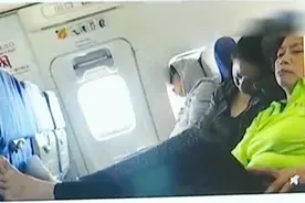 大妈飞机桌板上晒脚，还脱袜子放上前座乘客肩膀上，称：腿有病！视频封面