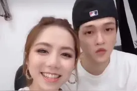 邓紫棋现身机场，黑卫衣插兜嘻哈范十足，获男友护驾超甜蜜图片