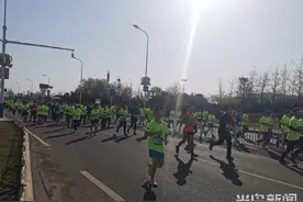 8000人参与！青岛西海岸半程马拉松鸣枪开跑图片