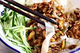 三伏天，教你馄饨皮新吃法，煮一煮拌一拌，劲道爽滑，家人爱吃图片