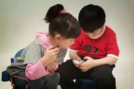 6岁男孩带“手机”上学，老师发现后怒摔，家长：谁给你的胆子？图片