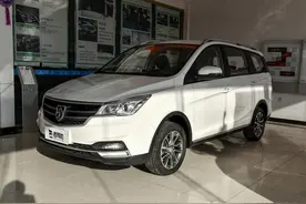 7座MPV的入门低价车，1.5T自动挡都有，7.6L油耗，带你看宝骏730图片