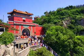 有人问，泰山、华山和黄山，哪一座山是最值得去的，为什么？图片