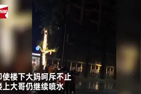 嫌楼下太吵，居民接通水管浇花式驱赶广场舞大妈图片