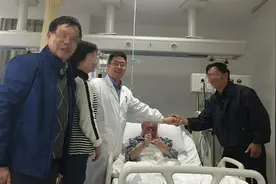 医护人员不言放弃 96岁大咯血病人重生了图片