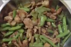 豆角炒瘦肉，美味又下饭，是不错的在家自己做饭的菜品选择图片