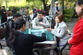 很多40-50岁的北京人，整天在小区里打牌，他们为什么不上班？图片