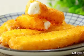 为哄孙子吃饭，奶奶变着花样做牛奶，一道炸鲜奶，孩子抢着吃图片