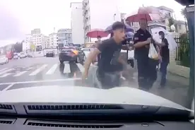 “00后”退役军车司机一路飙车上演教科书式营救图片