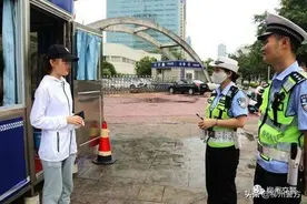 又来作死？柳州网红卡丁车女车主再次“飙车”上路  交警守株待兔将其拦截图片