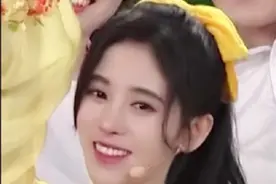 鞠婧祎成“史上最美服务员”，春晚演小品，高颜值倾国倾城！图片