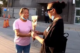 好可怜！57岁离家出游1年，丈夫只打过2个电话：不是关心是讨债图片
