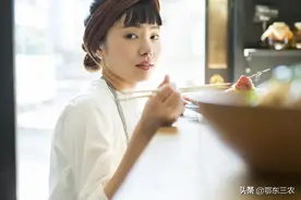 在农村家里浴室洗澡的时候，发现有人偷看和拍照该怎么办？图片