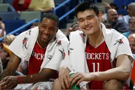 麦迪：科比是幸运的，他拥有奥尼尔！姚明要不是我喂球得不到20分图片