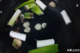 牛人！平凉一小伙用酸菜鱼调料做火锅，看着照片就很香啊图片