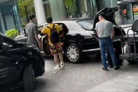 黄渤坐千万豪车度假好拉风，专人帮开车门抬箱，曾搭讪美女无果图片