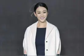 李小冉穿衣够“惹眼”，斗篷大衣“侧开口”，挡不住的贵妇气息图片