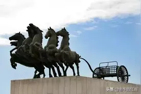 周礼时代的最高乘车规格，就是坐着六匹马拉的两轮架子车图片