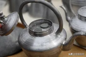河南大爷做锡匠60年，农村集市摆摊深藏一门绝技，如今濒临失传图片