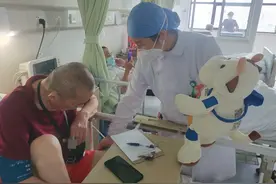 白衣天使的温暖新技能：面对聋哑病人，她们学手语、用道具图片