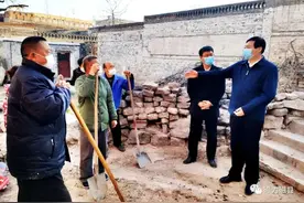 磁县县委书记张才芳在白土镇大水头一街与村民互动交流中指出：大家都动手、都出力，一定能把山区乡村建设好图片
