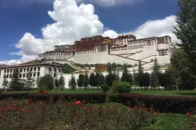 布达拉宫前朝圣的人，五体投地磕长头的虔诚让人震撼图片