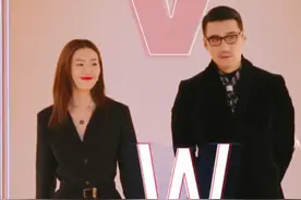 刘雯和胡兵害羞，20位女星和妈妈秒成喜剧人，这是什么神仙综艺图片