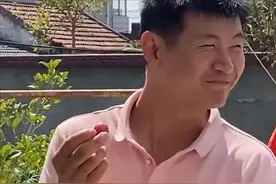 江苏俩女婿同时回岳父家过节，看到新老女婿的区别后，网友乐了图片