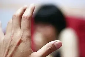 中学老师涉嫌侵害多名女生被抓，手机里存有大量作案过程！接受警方询问时称：“学生是自愿的”图片