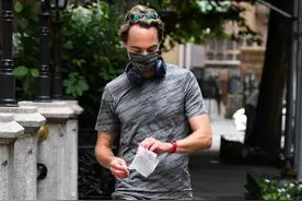 生活大爆炸谢耳朵外出逛街，穿运动衣大显肌肉，发际线被网友调侃图片