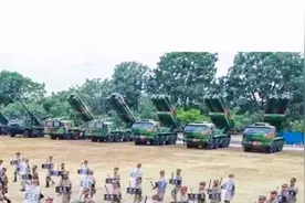 国产箱式远程火箭炮亮相练兵场 威力已超近程战术弹道导弹图片
