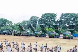 国产箱式远程火箭炮亮相练兵场 威力已超近程战术弹道导弹图片