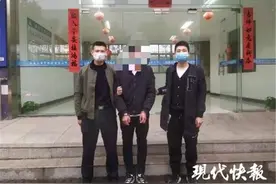 南京地铁二号线，一男子躲女厕偷拍。处罚来了！图片