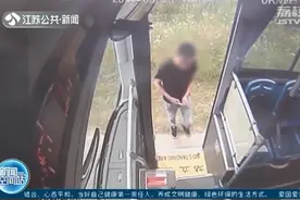 男子未戴口罩被拒载 伸拳就砸碎一面公交车窗玻璃图片