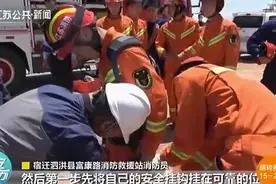 胆战心惊！电力工人高空惊险被救 跪谢消防员图片