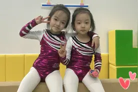 杨威女儿们“独辟蹊径式”长大，明明双胞胎，却一个像娘一个像爹图片