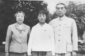 长征途中周恩来患重病，军医束手无策，一农民说我来图片