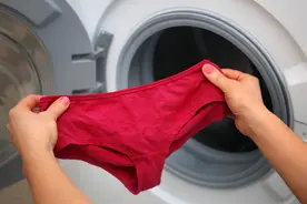 女生每天都洗内裤，为何中间还是发黄发硬呢？本文告诉你答案图片