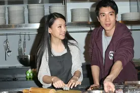 44岁王力宏与妻子同框做甜点，李靓蕾望夫眼太深情，隔着屏都是蜜图片