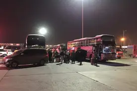 无安检，每天上百乘客发全国，高速服务区成黑大巴倒客集散地？图片